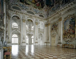 Sztuka baroku: widok na Wielki Salon. XVII-wieczny Pałac Nymphenburg, Monachium Niemcy