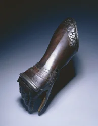 Czarno-biała rękawica do łokcia na prawą rękę, c.1570