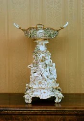 Stojak na ciasto z aniołkami przedstawiającymi pory roku, ok. 1830 (porcelana)