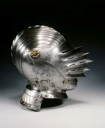 Hełm zamknięty w stylu Maksymiliana, ok. 1520 (stal i mosiądz)