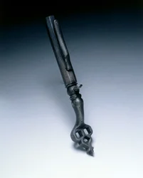 Połączony klucz do kół i miarka do proszku, ok.1625-50 (stal)