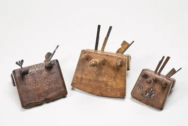 Coopers croze planes, datowane na lata 1735, 1842 i początek do połowy XIX wieku (drewno jarzębiny i metal) (patrz także 701102)