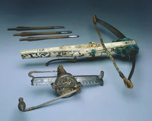 Kusza elektora Augusta I Saksonii z mechanizmem naciągowym i trzema śrubami, ok. 1553-73 (drewno, kość, len, stal i wełna)