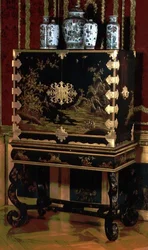 Zdobiona szafka na stojaku, przypisywana Gerardowi Dagly, berlińskiemu mistrzowi laki znanemu jako orientalny kopista, ok. 1700 (czarno-złota laka)