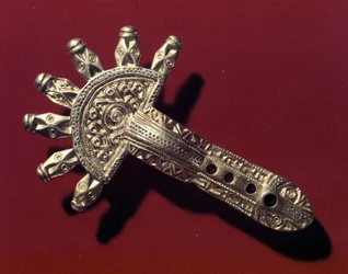 Fibula, Laucha (metal)