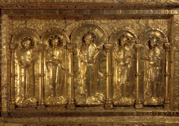 Przed ołtarzem w Cathedrale of Bale Wokół Łażącego Chrystusa trzej archaniołowie (Michael, Gabriel i Rafael) oraz św. Benedykt z Nursie, a u jego stóp cesarz Henryk II powiedział: Święty (973-1024) i św. Imponująca Kunegunda (975-103