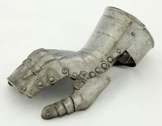 Lewa rękawica, ok. 1490-1510, odrestaurowana XIX wiek (stal i skóra)
