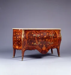 Jedna z pary komod intarsjowanych i parkietowych, ok. 1765 (lakierowany mosiądz oprawiony kingwood, amarant, tulipanwood i bois satine) (patrz także 463022)