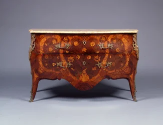 Jedna z pary komod intarsjowanych i parkietowych, ok. 1765 (lakierowany mosiądz oprawiony kingwood, amarant, tulipanwood i bois satine) (patrz także 463023)