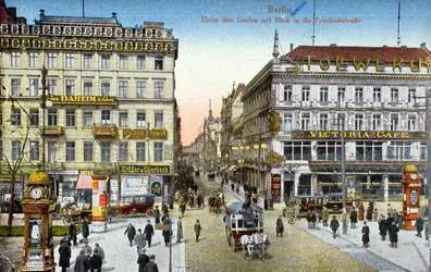 Pocztówka przedstawiająca Unter den Linden i Friedrichstrasse w Berlinie, ok. 1910 (zdjęcie kolorowe)