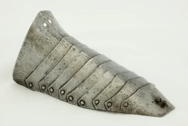 Prawy Sabaton, ok. 1490, odrestaurowany 1850-1925 (stal i skóra)