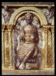 Sanktuarium cesarza Karola Wielkiego (742-814), fragment Henryka IV (1050-1106) 1215 (złota i emalia champleve)