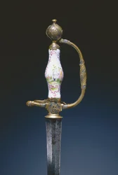 Mały miecz, ok. 1770 (stal, pozłacany mosiądz i porcelana)