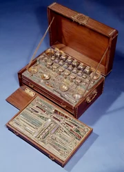 Zestaw chirurgii podróżnej i apteki. 1640. Augsburg. Sztuka dekoracyjna, Paryż.
