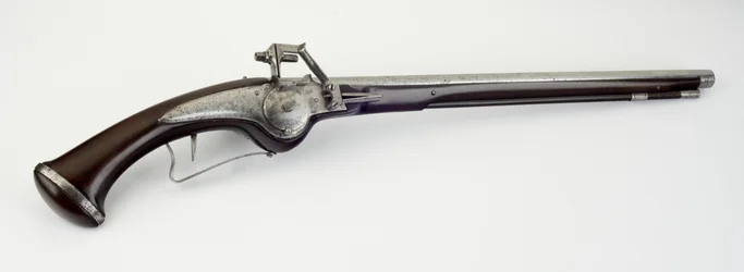 Pistolet z kaburą Wheel-Lock, ok.1625-50 (stal, żelazo i drewno orzechowe)