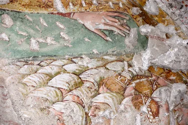 Ramiona Madonny della Misericordia obejmujące grupę zawoalowanych kobiet, fragment fresku Giacomo de Buschis zwanego il Borlone, kościół Santa Maria Nascente, Gromo San Marino, Lombardia, Włochy