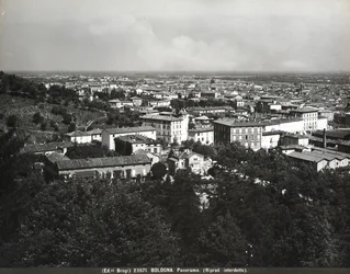 Panorama Bolonii z kilkoma fabrykami i wzgórzem.