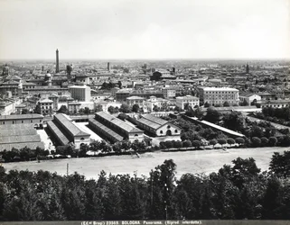 Panoramiczny widok na Bolonię z niektórymi fabrykami.
