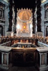 Widok baldachimu ołtarza głównego zaprojektowanego przez Gian Lorenzo Berniniego (Bernini), bazylika św. Piotra (Basilica San Pietro) w Rzymie, Włochy