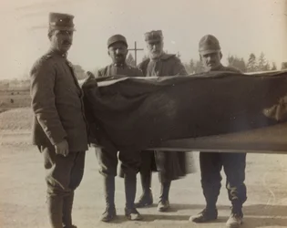Album "Pictures of War II": Włoscy żołnierze niosą trumnę poległych w Wielkiej Wojnie (zdjęcie czarno-białe)