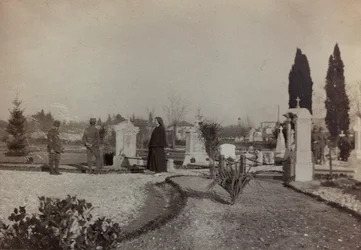 Album "Pictures of War II": żołnierze i Czerwony Krzyż na cmentarzu w Gradisca (zdjęcie czarno-białe)