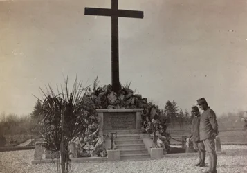 Album "Pictures of War II": pomnik wojenny w Gradisca (zdjęcie czarno-białe)