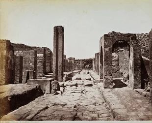 Ruiny strukturalne wzdłuż Strada di Stabia, na stanowisku archeologicznym w Pompejach