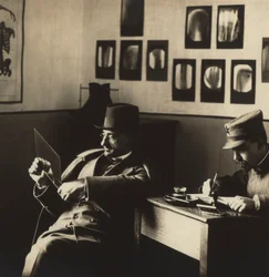 Radiolog Alfredo Trombetta z mężczyzną w mundurze wojskowym na oddziale radiologii Szpitala Wojskowego w Campobasso.