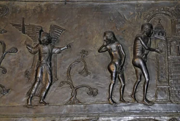 Sztuka ottońska: Adam i Ewa wygnani z raju. Około 1015. Rzeźba na jednych z brązowych drzwi katedry Najświętszej Marii Panny w Hildesheimie (Niemcy).