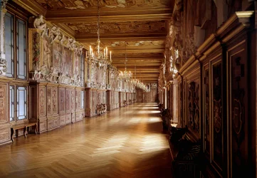 Architektura renesansowa: widok galerii Franciszka I na zamku Fontainebleau wykonany przez Rosso Fiorentino (1495-1540) przy współpracy Primaticcio (1504-1570) z 1523 roku. Sekwana i Marna