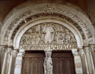 Sztuka romańska: rzeźbiony tympanon przedstawiający Sąd Ostateczny. Rzeźba mistrza Gislebertusa (ok. 1130-1140). Katedra Saint-Lazare (Saint-Lazare)