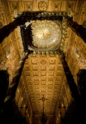 Widok na strop z drewnianymi skrzynkami naznaczonymi przez Giuliano da Sangallo (1445 ok. 1516) oraz ołtarz główny wykonany przez architekta Ferdinanda Fugę (1699-1781). Bazylika Santa Maria Maggiore (Najświętsza Maryja Większa), Rzym.