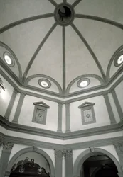 Widok ośmiobocznej zakrystii zbudowanej według projektu Giuliano da Sangallo (1445-1516)