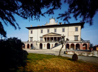 Willa Medici (Willa Medici); Widok na Villa Ambra a Poggio a Caiano rozpoczął się w 1485 roku według projektu Giuliano da Sangallo.