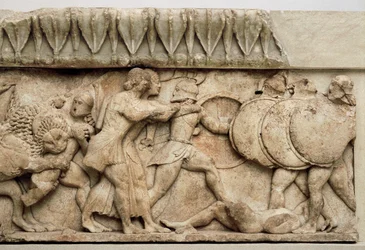Gigantomachia: Lew Kybele pożera olbrzyma, podczas gdy Apollo i Artemida walczą z olbrzymami, 525 pne