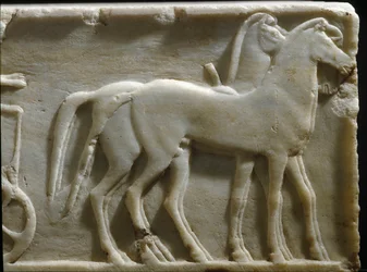 Sztuka grecka: „Konie kwadrygi”. Fragment podstawy kurosa (posągu młodego mężczyzny). Relief marmurowy. 490 p.n.e. Narodowe Muzeum Archeologiczne, Ateny