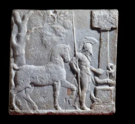 Sztuka grecka: marmurowa stela decoree jeźdźca z koniem, koniec II - początek I wpne, wym. 52x52x9 cm Mantua - Palazzo Ducale, Coll statuaria, inv n 6669 - Sztuka grecka: marmurowa stela z płaskorzeźbą przedstawiającą jeźdźca i konia, II-I wiek p.n.e. (52