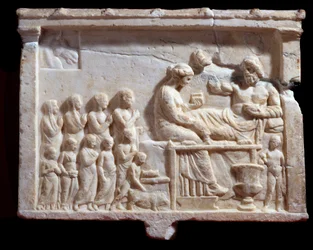 Sztuka grecka: „”relief przedstawiający scenę bankietową””, 300 pne Wymiary 48x65x6 cm Mantua (mantua) Palazzo Ducale, Coll statuaria, inv n 6684 Włochy - Cywilizacja grecka: Marmurowa płaskorzeźba przedstawiająca bankiet (48x65x6 cm), III wiek pne - Mantu
