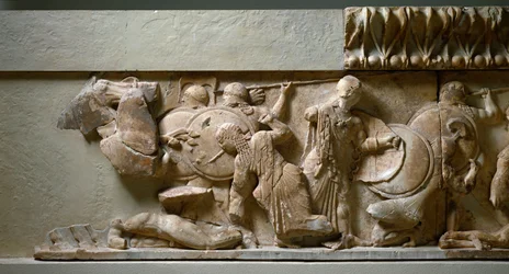 Grecka sztuka jońska: północny fryz Skarbca Syfnijczyków: scena gigantomachii, Apollo i Artemida walczący z olbrzymem. 525 p.n.e. Delfy, muzeum archeologiczne