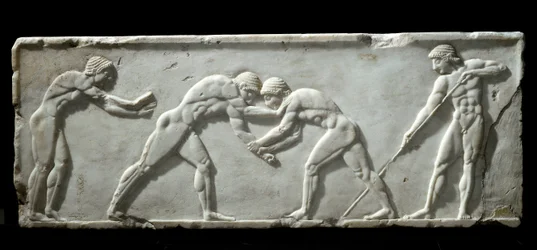 Sztuka grecka: podstawa kurosa przedstawiająca zapaśników w walce. Marmurowy relief, 510-500 p.n.e. - Ateny, Muzeum Archeologiczne