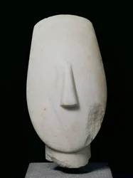 Głowa kobiety, fragment posągu z Keros, wczesny okres cykladzki II, ok. 2700-2400 pne (marmur)