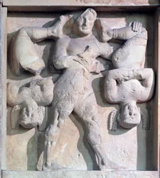 Magna graecia: metopa z Heraklesem z cerkopami, kamienna płaskorzeźba, 575-550 p.n.e.