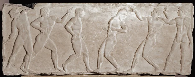 Marmurowa reliefowa podstawa nagrobnego kurosa przedstawiająca sześciu atletów. 510-500 p.n.e. Z Akropolu ateńskiego. Narodowe Muzeum Archeologiczne, Ateny