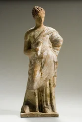Statuetka kobiety, okres hellenistyczny, ok. III w. p.n.e. (terakota)