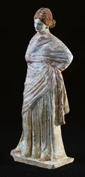 Statuetka kobiety w drapowanym ubraniu, z Tanagry, Beocja