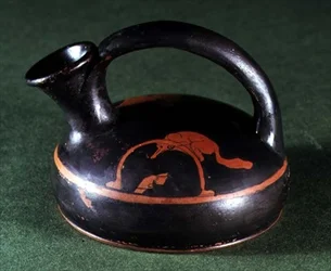 Poddasze czerwonofigurowe askos ozdobione lisem przy pułapce (ceramiczne)