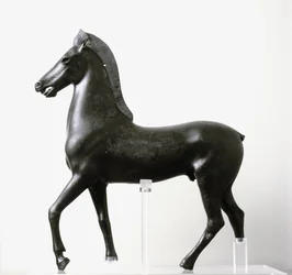 Brązowa statuetka konia, koniec II-I w. p.n.e. (brąz)