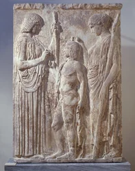 Marmurowa płaskorzeźba przedstawiająca triadę misteriów eleuzyjskich z Persefoną, Demeter i Triptolemusem z Eleusis