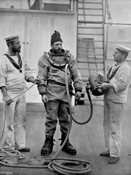 Nurek z pancernika HMS Camperdown w swoim stroju nurka, 1896