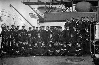 Admirał Lord Walter Kerr i jego oficerowie na nadbudówce swojego okrętu flagowego HMS Majestic, 1896.